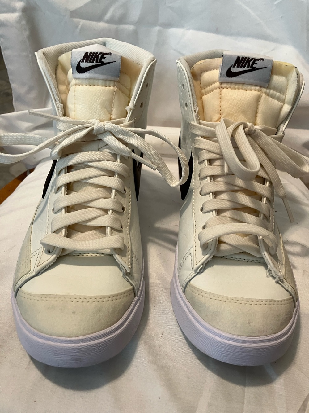 Like new.  NIKE sz 7 women’s crème black n white high top sneakers
